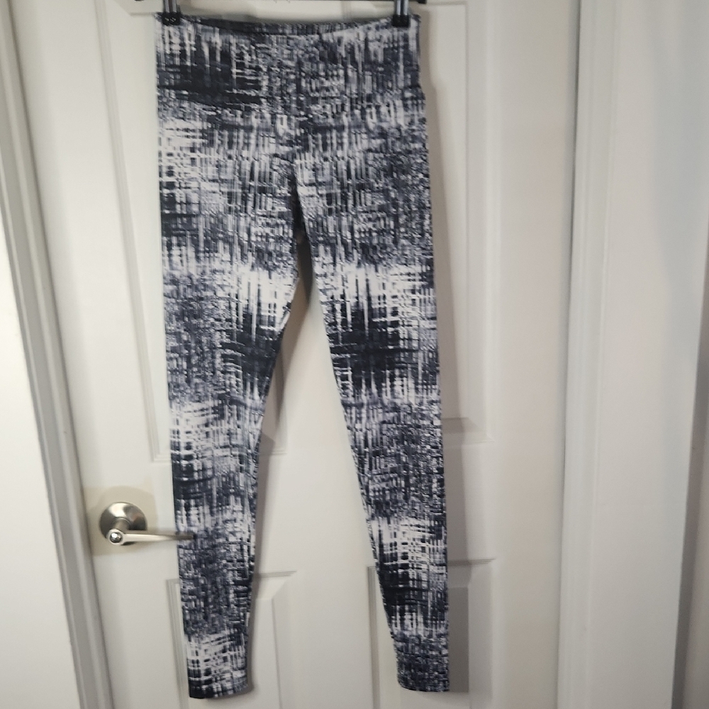 Onzie Monochrome Geometric Leggings
